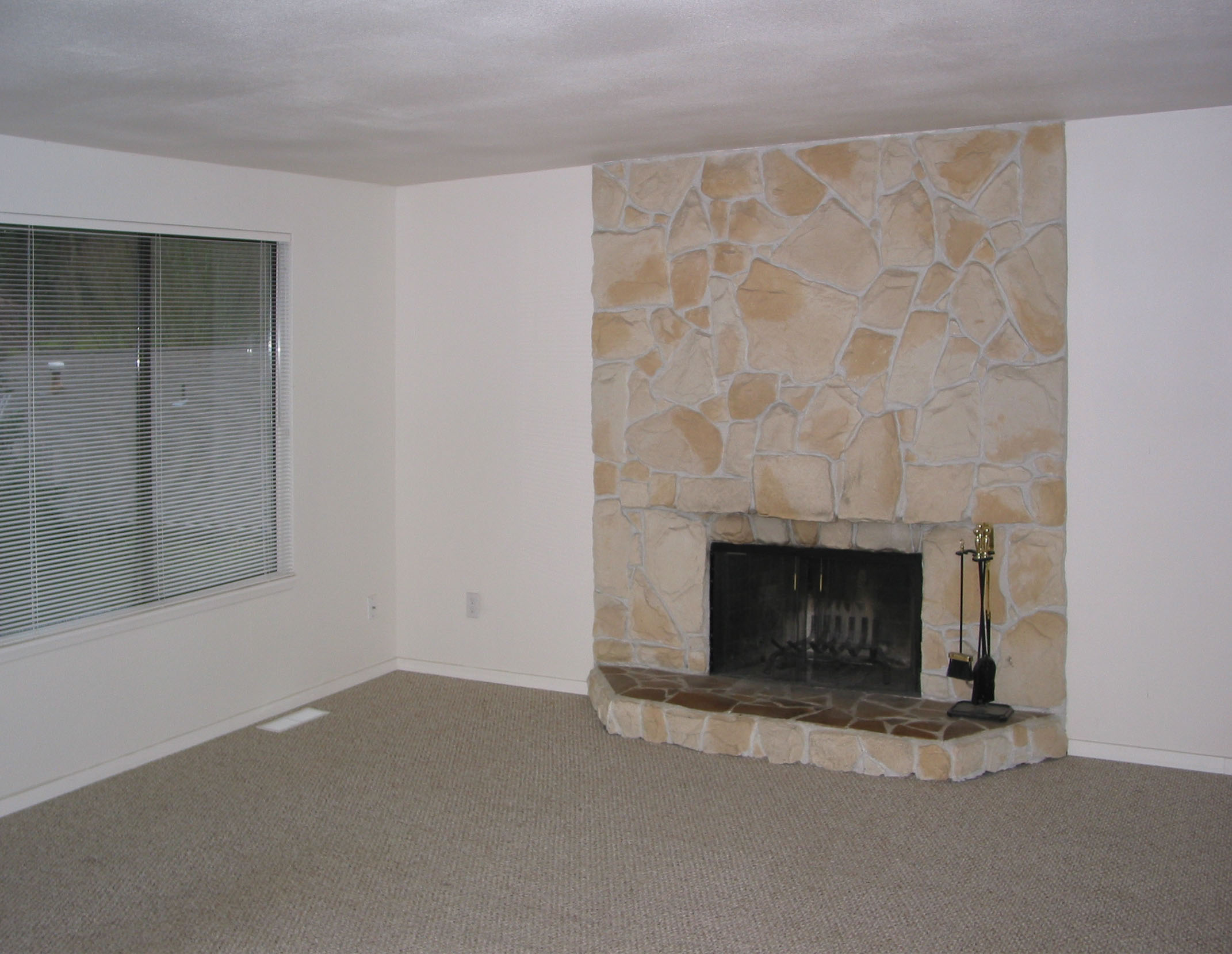 Redmond Estates livingroom